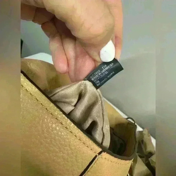 Michael Kors Evie Shoulder Bag Butternut Neutral Beige Fall Capsule Everyday - Picture 17 of 17